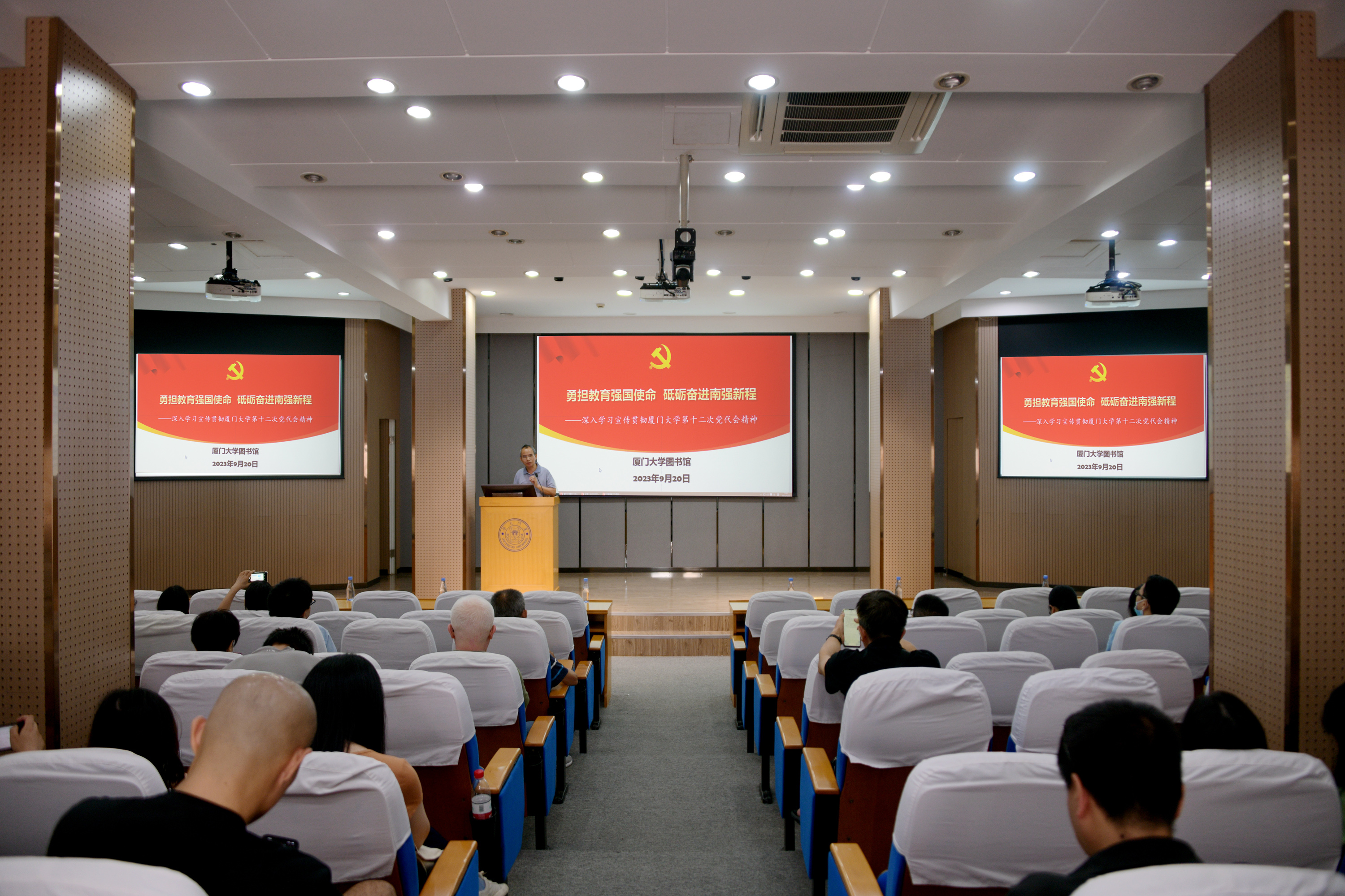 288158b5-c147-4f6d-9545-2b8e9e07afb1.jpg 侯利标书记传达党代会精神.jpg